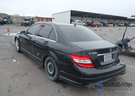 2010 Mercedes-Benz C 300 Luxury/Sport z USA, uszkodzony, nr VIN WDDGF5EB2AR086368